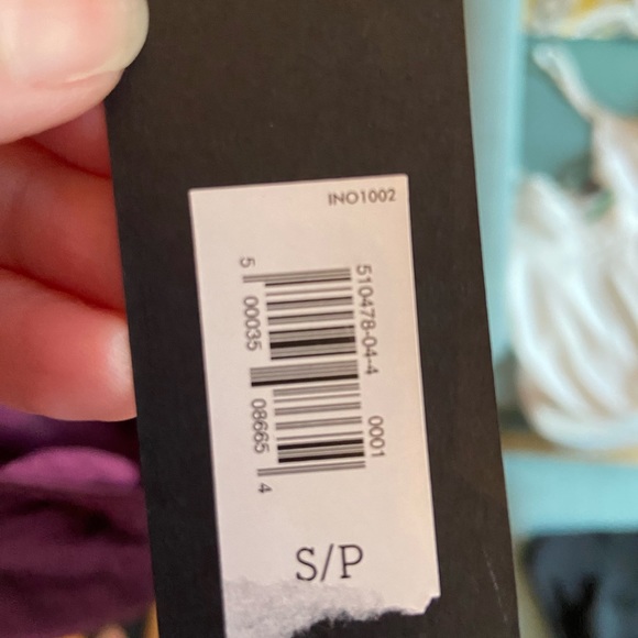 Banana Republic Sleeveless Vneck Inverted Pleat Blouse Wine Colour New with Tags - Picture 3 of 7